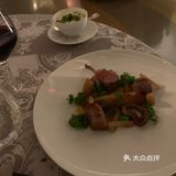因为不饿没点甜品，二个人共消费了将近1800