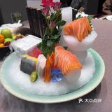 三文鱼和甜虾配上干冰和小花，氛围感十足。羊排每人一份