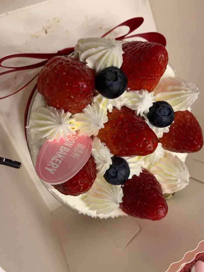 之前在公司有幸品尝过御品轩的两米长的大蛋糕,奶油是动物奶油的蔚览