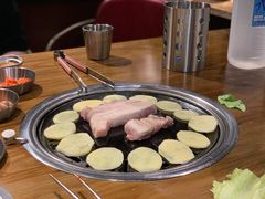 厚切猪肉-·缸桶屋·韩式牛肋条自助烤肉(西湖D11店)
