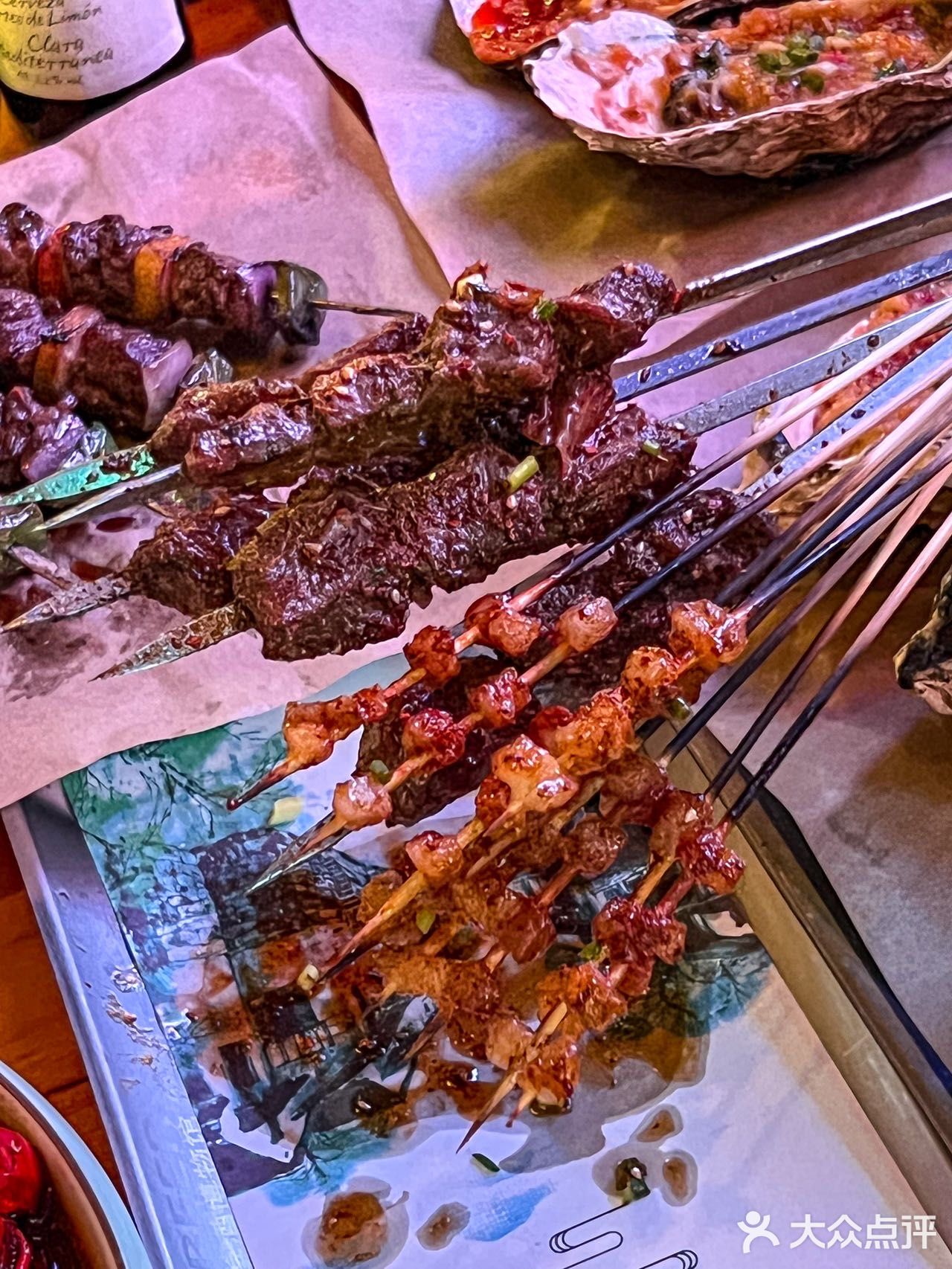 来自全世界，价格都不贵。小龙虾、烧烤这里都可以点到！