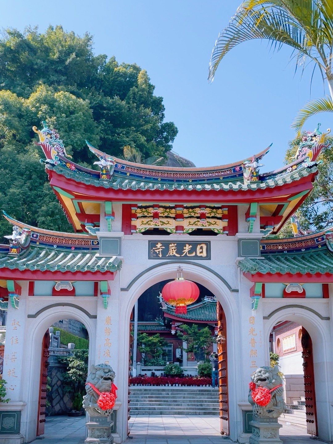 日光岩风光独特,站在岩顶极目远眺,海天一