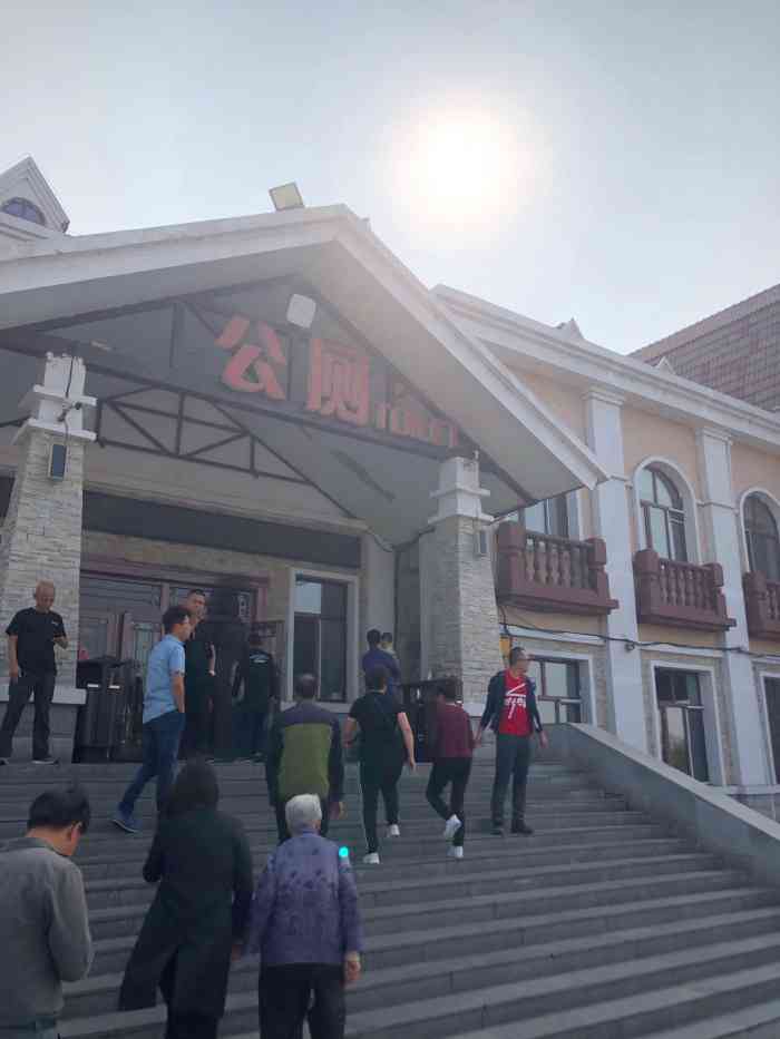 得莫利服务区停车场-"长途车去黑龙江西面几乎是必经之路了,中途.