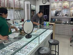 -朱师傅眼镜·蔡司·依视路·尼康(市先进店)