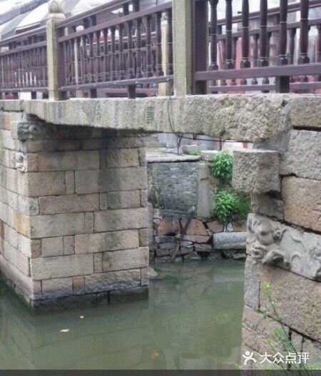 这是千灯古镇的著名景点＂三桥邀月＂之一