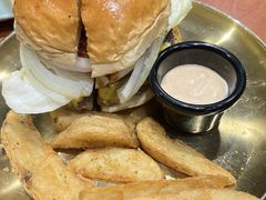 焦糖烤菠萝牛肉汉堡-魏斯理汉堡(西安沣东吾悦店)