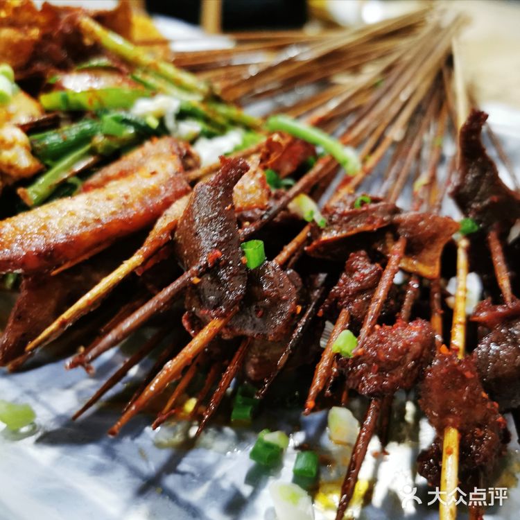 完全被安利而来的校园背后饮食三号线地铁直达下来就是西南石油大学满满的校园氛围走十分钟就到了下雨天生意依然很好看来这家口碑是真的不错油炸类却一点也不油腻和闷蔬菜依然炸出来有原本的味道价格也超级给力人均撑死也不超过⑤吧菜品新鲜上菜速度给井然有序所以不慢肉类和素菜该有的都有蘸料辣度也合适而且很香