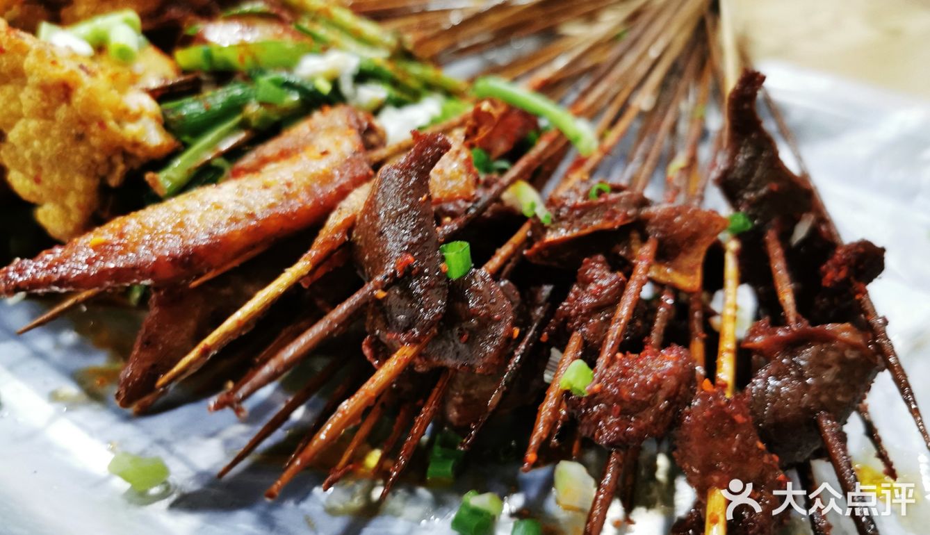 完全被安利而来的校园背后饮食三号线地铁直达下来就是西南石油大学满满的校园氛围走十分钟就到了下雨天生意依然很好看来这家口碑是真的不错油炸类却一点也不油腻和闷蔬菜依然炸出来有原本的味道价格也超级给力人均撑死也不超过⑤吧菜品新鲜上菜速度给井然有序所以不慢肉类和素菜该有的都有蘸料辣度也合适而且很香