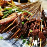 完全被安利而来的校园背后饮食三号线地铁直达下来就是西南石油大学满满的校园氛围走十分钟就到了下雨天生意依然很好看来这家口碑是真的不错油炸类却一点也不油腻和闷蔬菜依然炸出来有原本的味道价格也超级给力人均撑死也不超过⑤吧菜品新鲜上菜速度给井然有序所以不慢肉类和素菜该有的都有蘸料辣度也合适而且很香