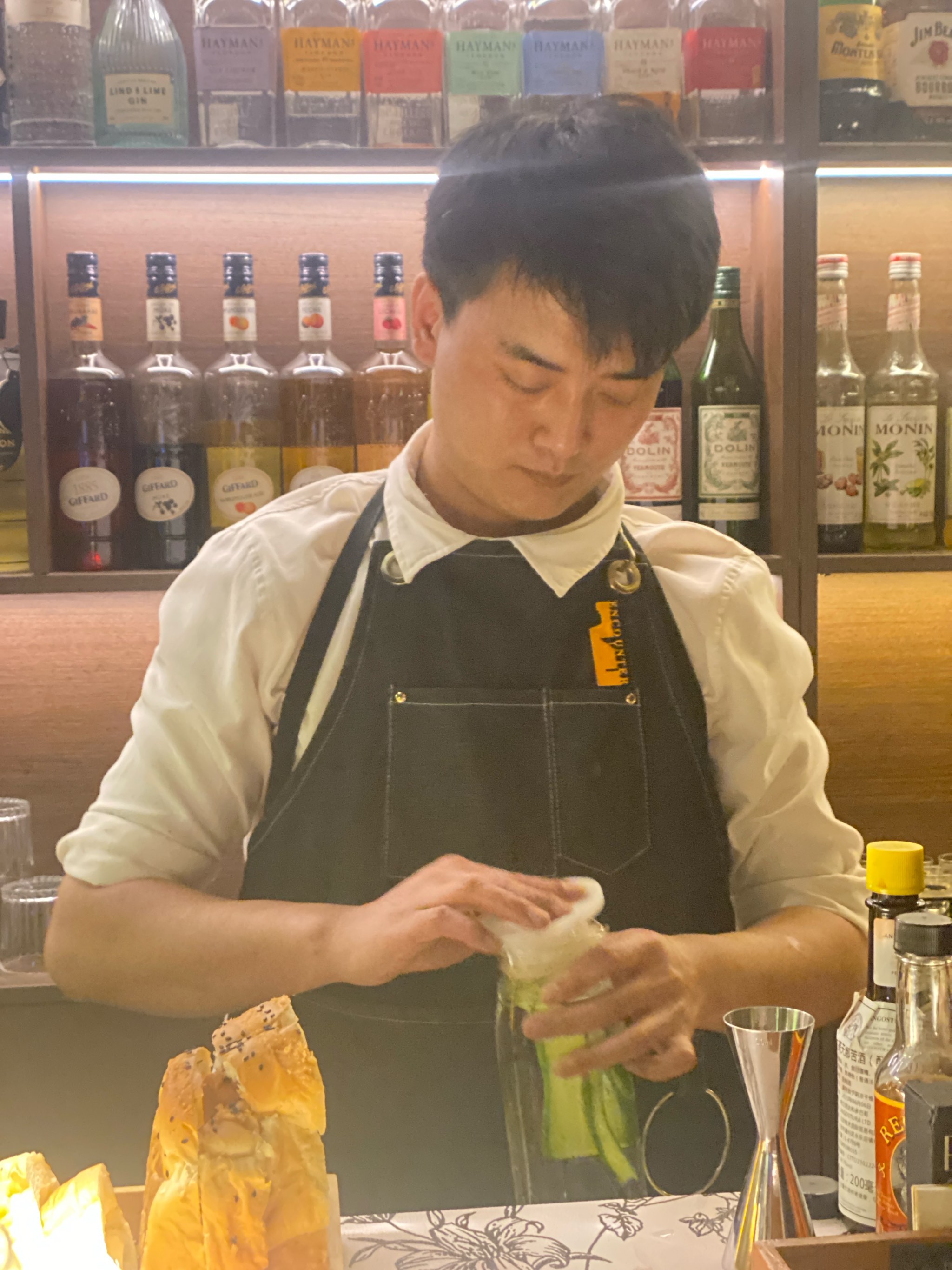 酒吧老板天天喝酒(酒吧老板天天喝酒怎么办)