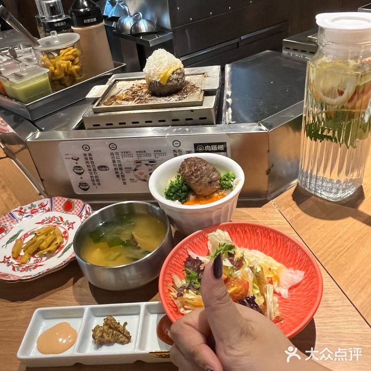 一人一个座位 ，好适合i人啊哈哈哈...