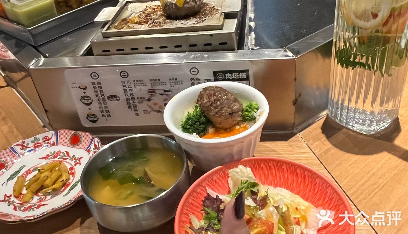 一人一个座位 ，好适合i人啊哈哈哈...