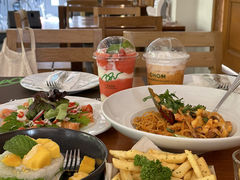 -Chom Cafe and Restaurant