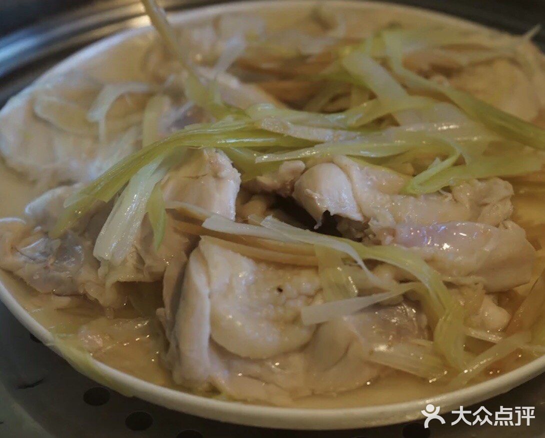 简单入门级的一道菜品快手姜葱蒸鸡