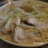 简单入门级的一道菜品快手姜葱蒸鸡