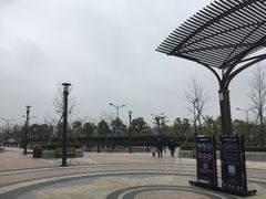 -奕欧来上海购物村停车场