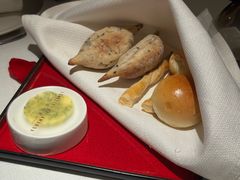 餐前面包配黄油-弦月窗LUNETTE BY AMANDA(复兴路店)