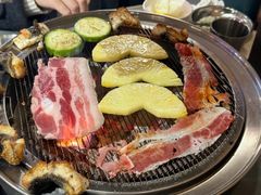 -围炉肉舍•炭烤活鳗•丹东海鲜烤肉(步行街店)