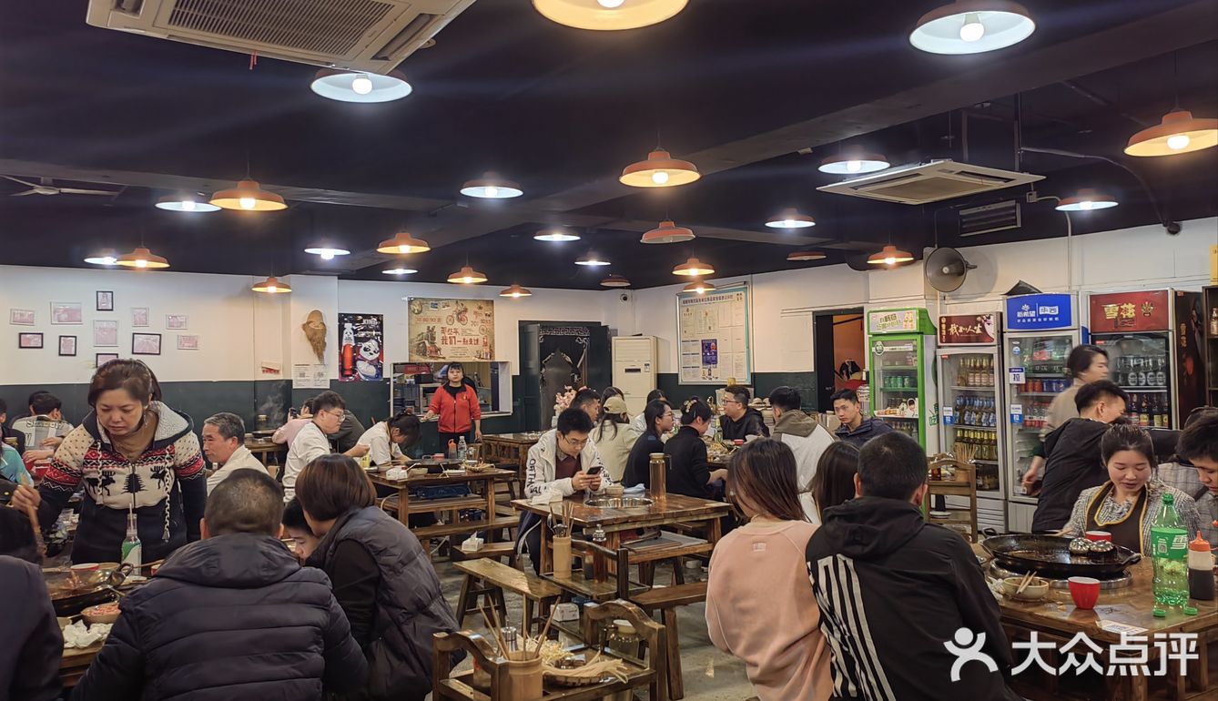 地道的重庆老火锅[调皮]