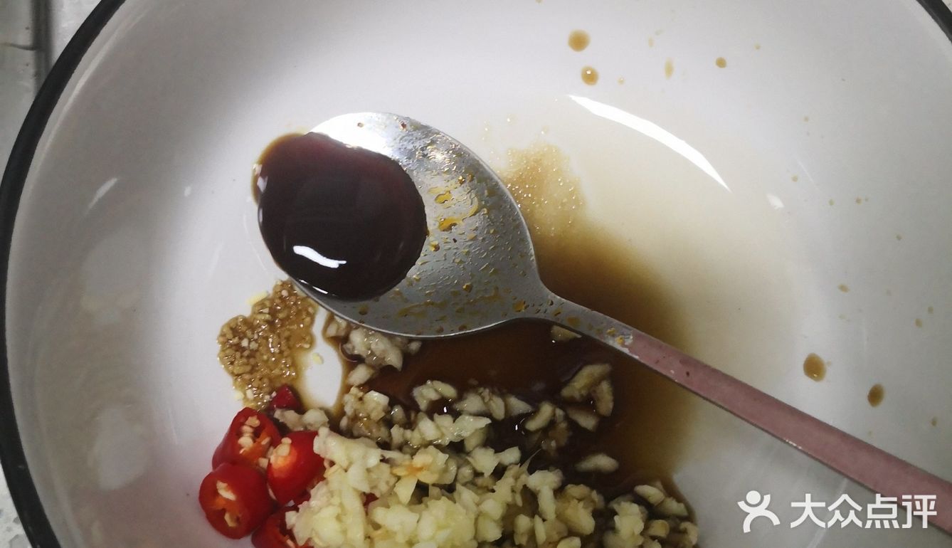 麻椒,干辣椒少许,香菜两根