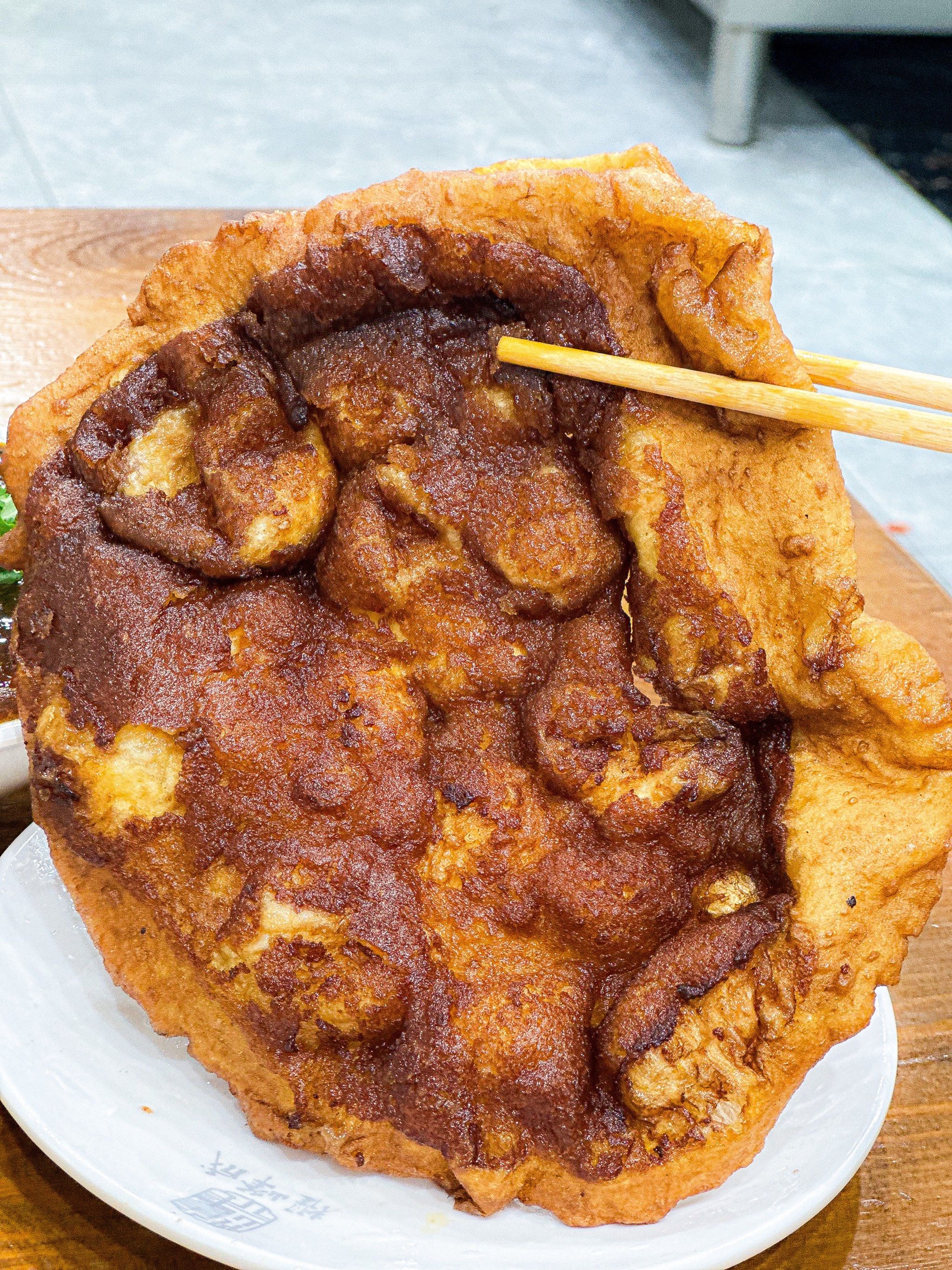 白油饼上搁点儿红糖就叫做糖油饼.