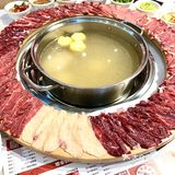 什么玩意❗❗这家火锅店把整头牛搬上餐桌❗