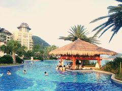 泳池旁的酒吧-杭州千岛湖滨江希尔顿度假酒店