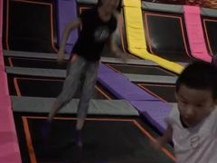 -嘿哟动霸CHUA·新潮玩运动娱乐中心·蹦床滑冰团建乐园