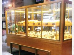 面包甜点陈列柜-啊噗吐呦现场烘焙(麦凯乐店)