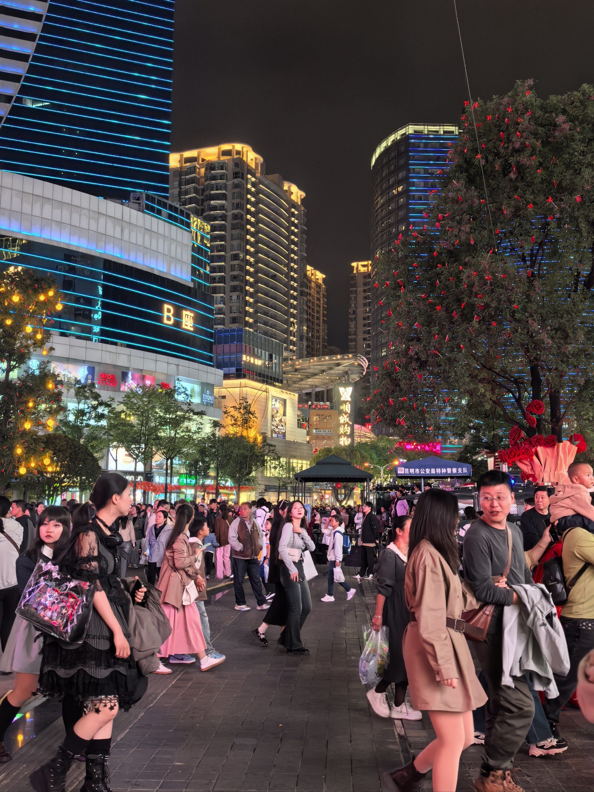 昆明南屏街,灯火辉煌人如潮✨