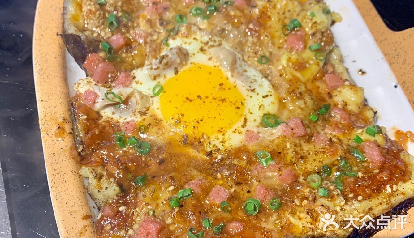 环境干净、整洁、卫生 每桌一个烤架,自动旋转炭烤