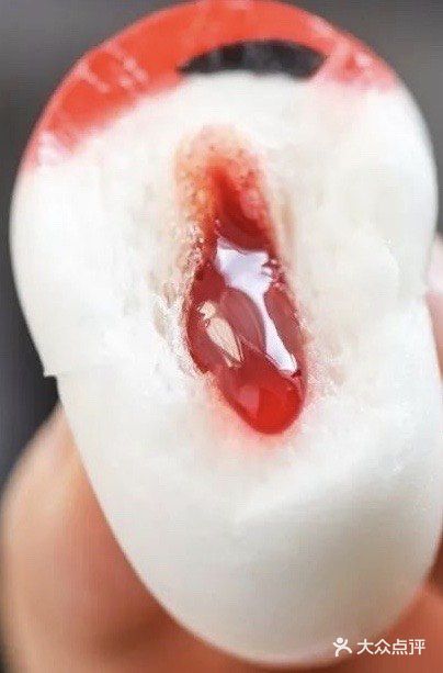 眼球糖的外层是棉花糖，咬开里面还有爆浆夹心