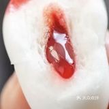 眼球糖的外层是棉花糖，咬开里面还有爆浆夹心