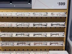 -LOOK眼镜·蔡司依视路配镜(宝山万达店)