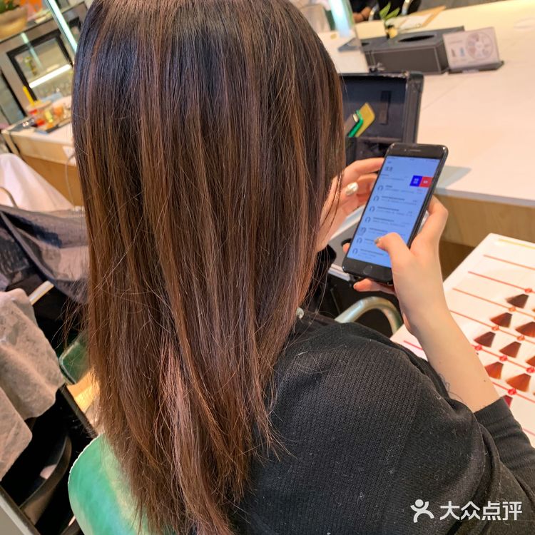 发型师建议可以染今年流行的蓝黑色