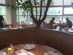 靠窗位-蜜桃餐厅·伴山(湖滨商业街店)