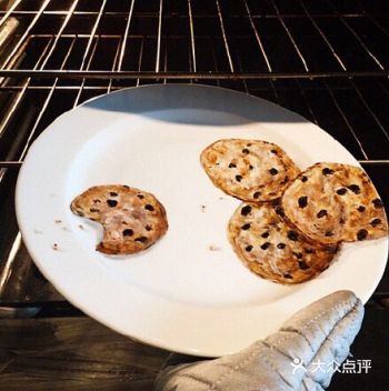 本来还以为是美食照片，没想到竟然是画在盘子里的画