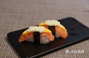 Mango Salmon Sushi Roll