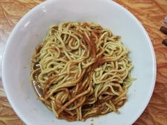-松树干拌面店