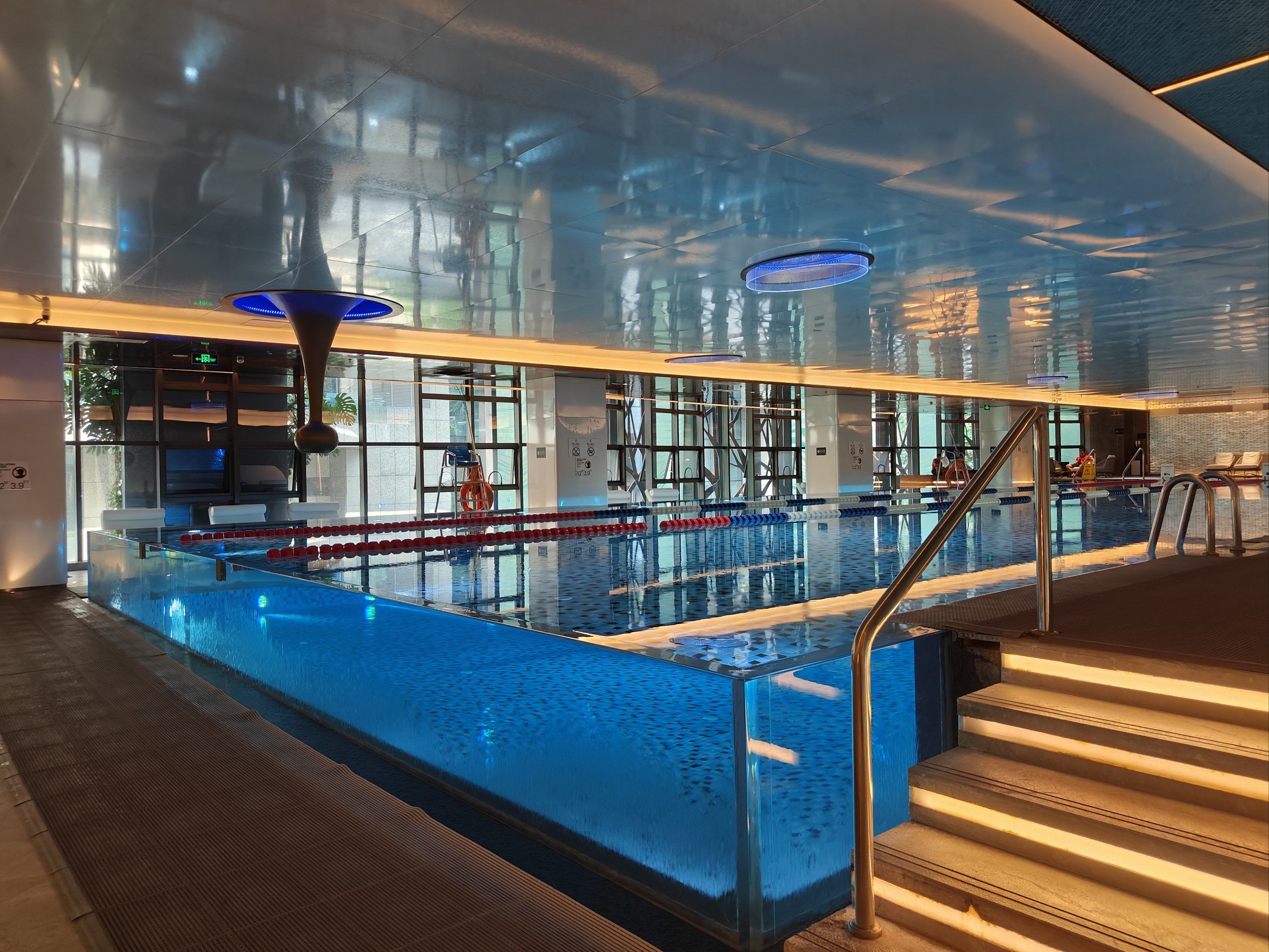 早晨六点的游泳池