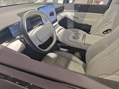 -小鹏汽车(上海静安大融城店)