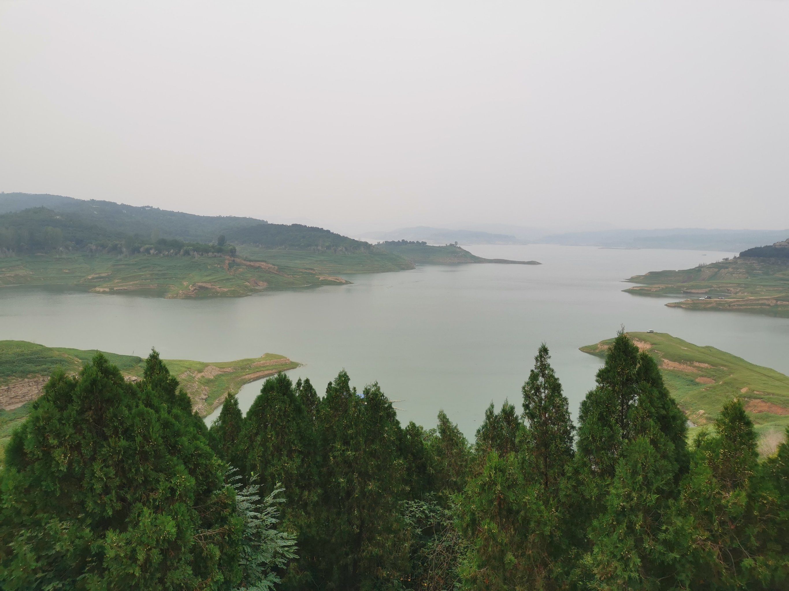 从洛阳市区开车一个小时左右,终于来到黄鹿山啦,提前在网上定了景区