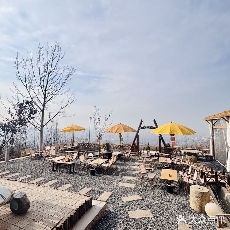 山顶观城好地方，周末休闲松心情