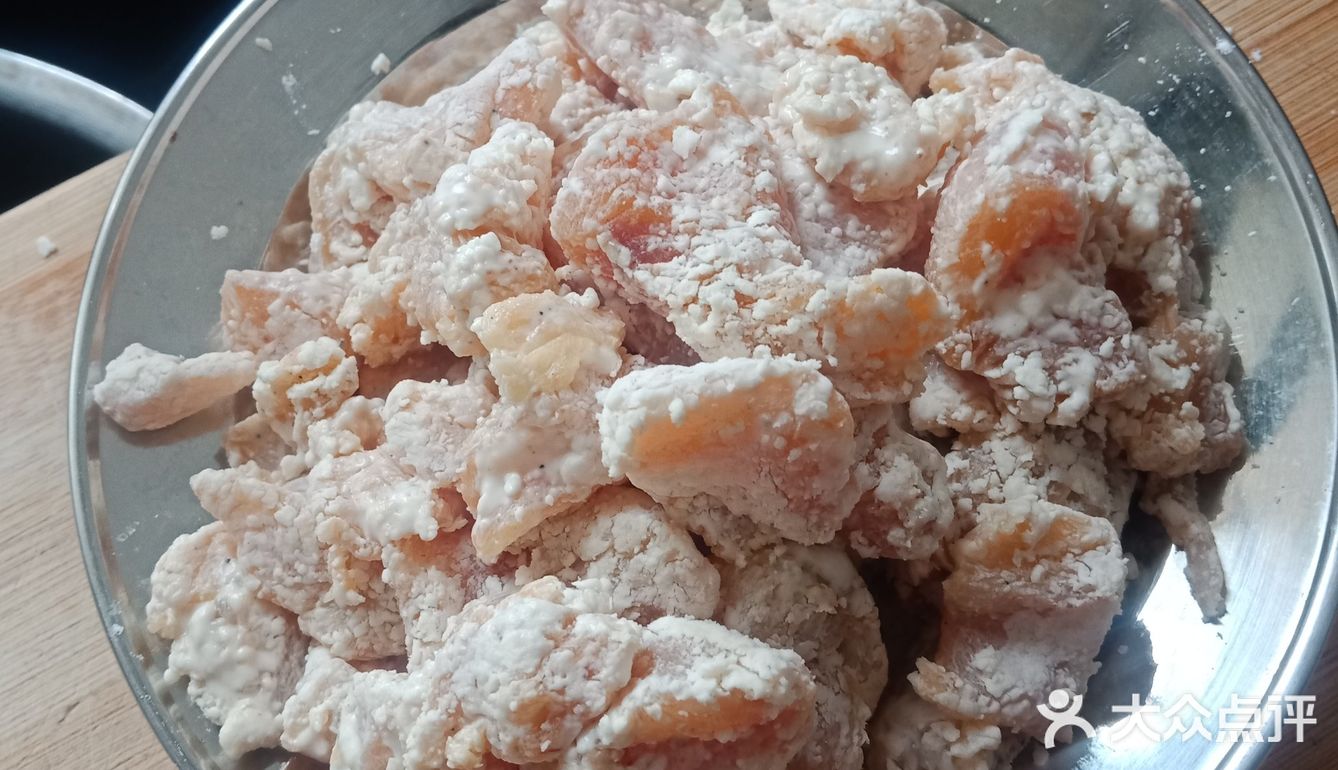 一斤超市买的鸡胸肉，切丁腌制半小时 锅里放油，六成油温