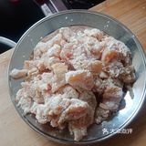 一斤超市买的鸡胸肉，切丁腌制半小时 锅里放油，六成油温