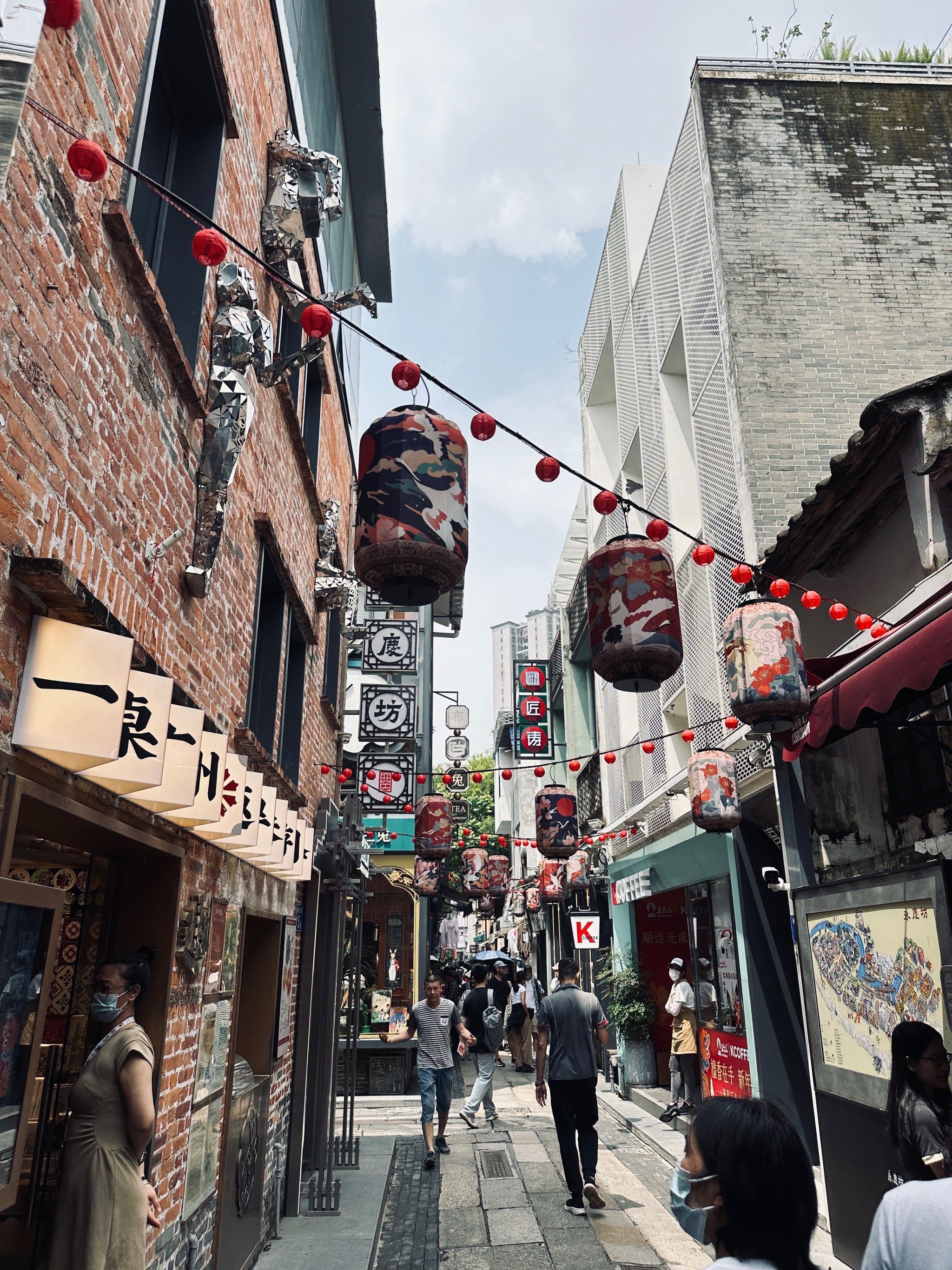 广州西关永庆坊\n广州必玩榜的旅游景区众多明星打卡地/非遗保护