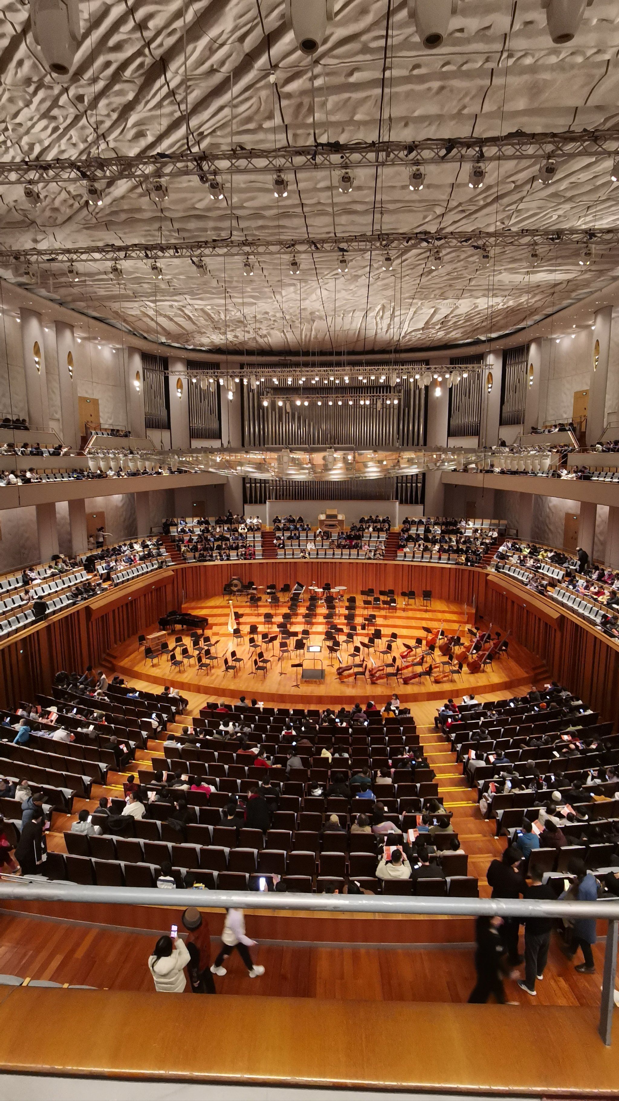 🌟
今天来到了这家音乐厅,感觉氛围特别好
坐在观众席上,仿佛能