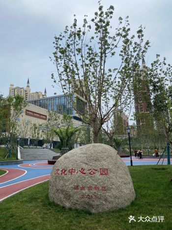 今天提前到了幼儿园,等娃放学,还有1个小时的时间