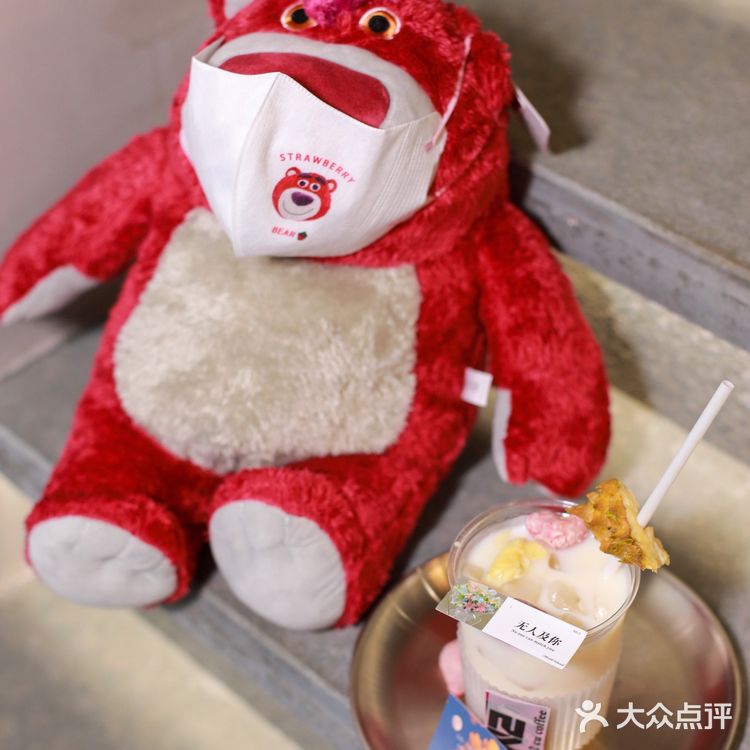 海口首家草莓熊包围的咖啡店