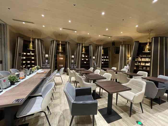 钟书阁(中迪广场店)-"一进入钟书阁感觉很正常的书店,就是天花用.
